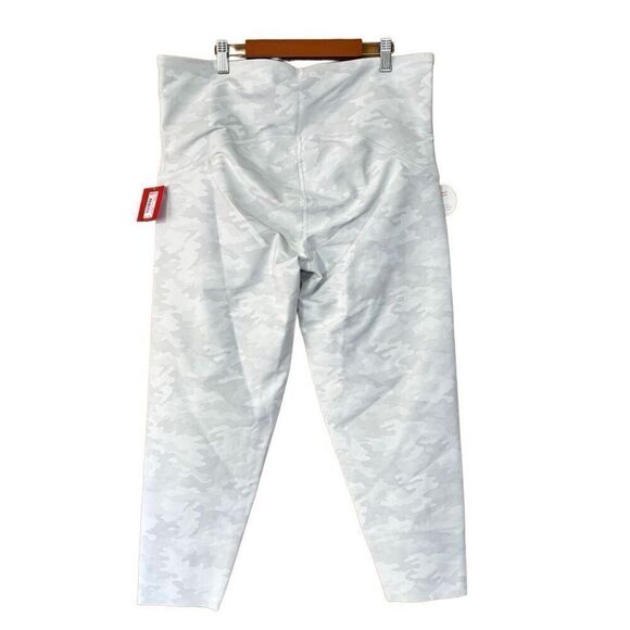 Spanx booty boost 7/8 printed white camo leggings 2X new - Picture 2 of 11